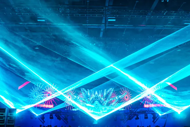 Programmierte Lasergrafiken und Strahleneffekte auf der Bühne beim Winterfestival Tension